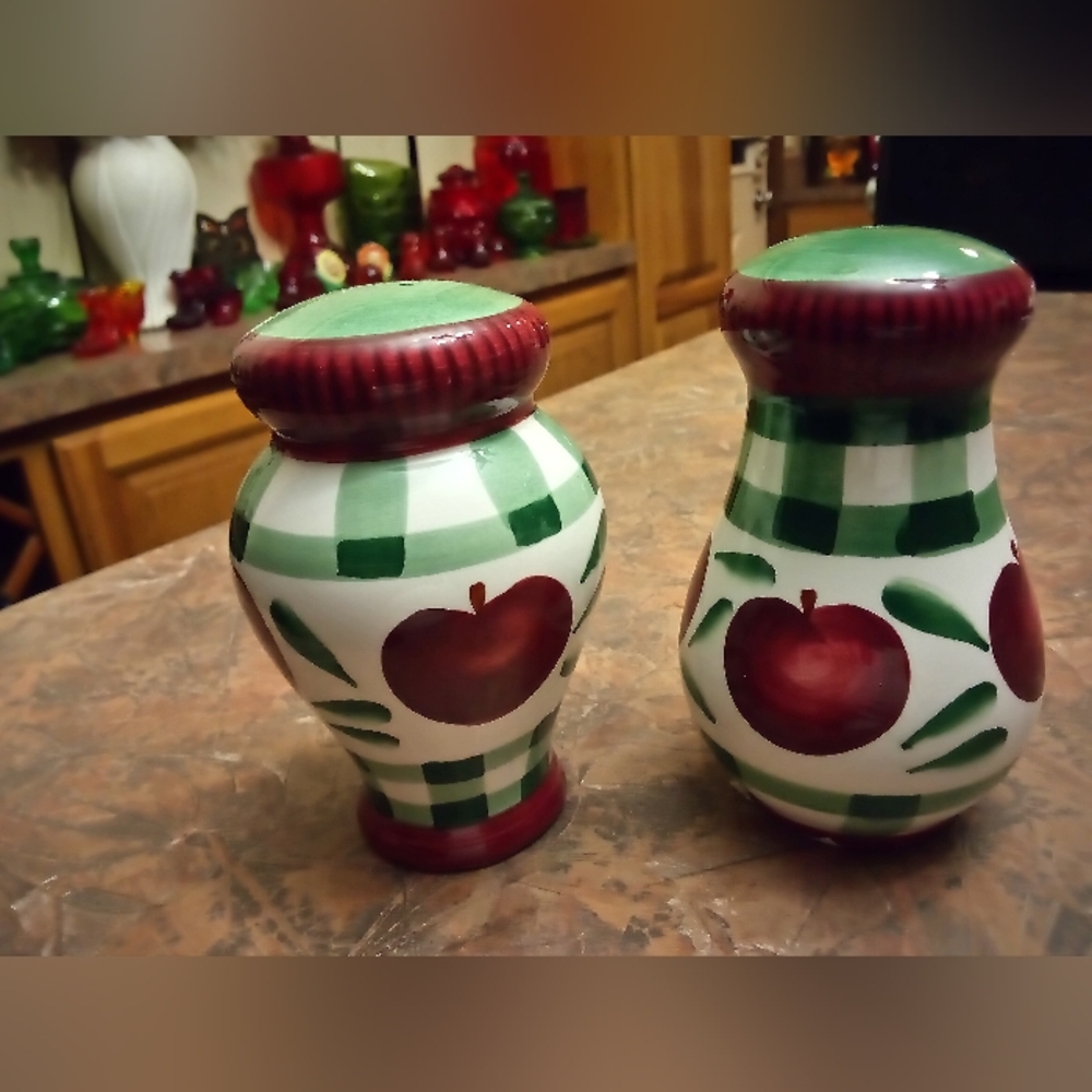 Vintage Ceramic Apple Young's INC Apple Salt & Pepper Shakers.